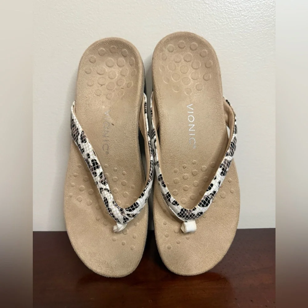 Vionic Tan and Black leopard Patterned Sandals in women’s size 9